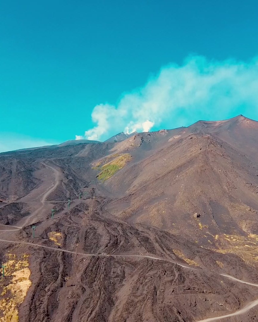 El Etna expulsando un penacho de humo