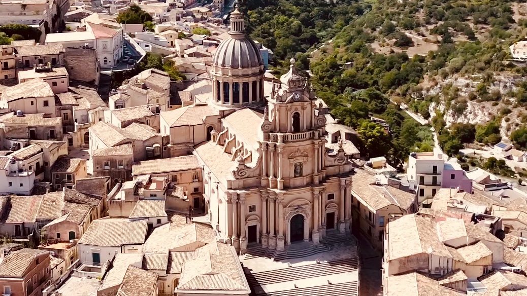 Cúpula barroca entre los tejados de Ragusa Ibla