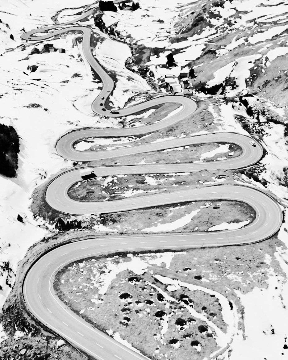 Trazado de herradura entre nieve y roca, en blanco y negro