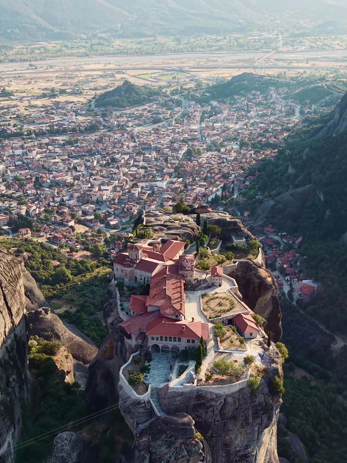 Lámina: monasterio de Metéora al atardecer